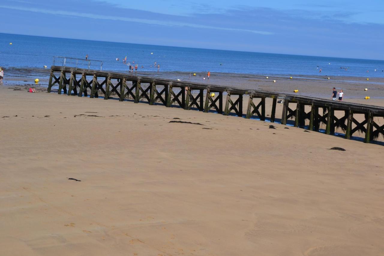 Gite "Au P'Tit Tourois" De Plain-Pied Tout Confort Avec Veranda Proche D'Omaha Beach Et De Bayeux Accueillant Les Animaux Exterior photo