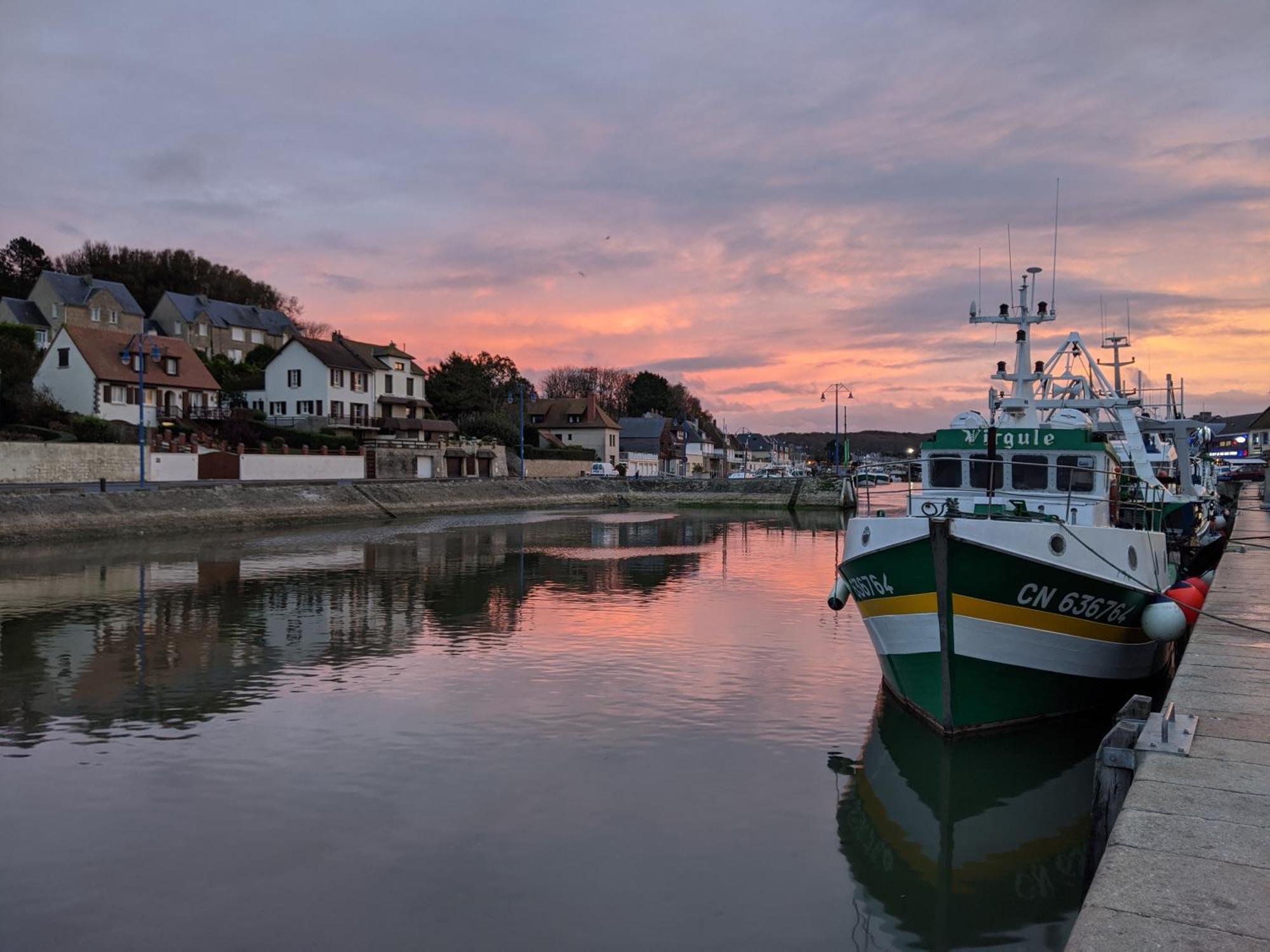 Gite "Au P'Tit Tourois" De Plain-Pied Tout Confort Avec Veranda Proche D'Omaha Beach Et De Bayeux Accueillant Les Animaux Exterior photo